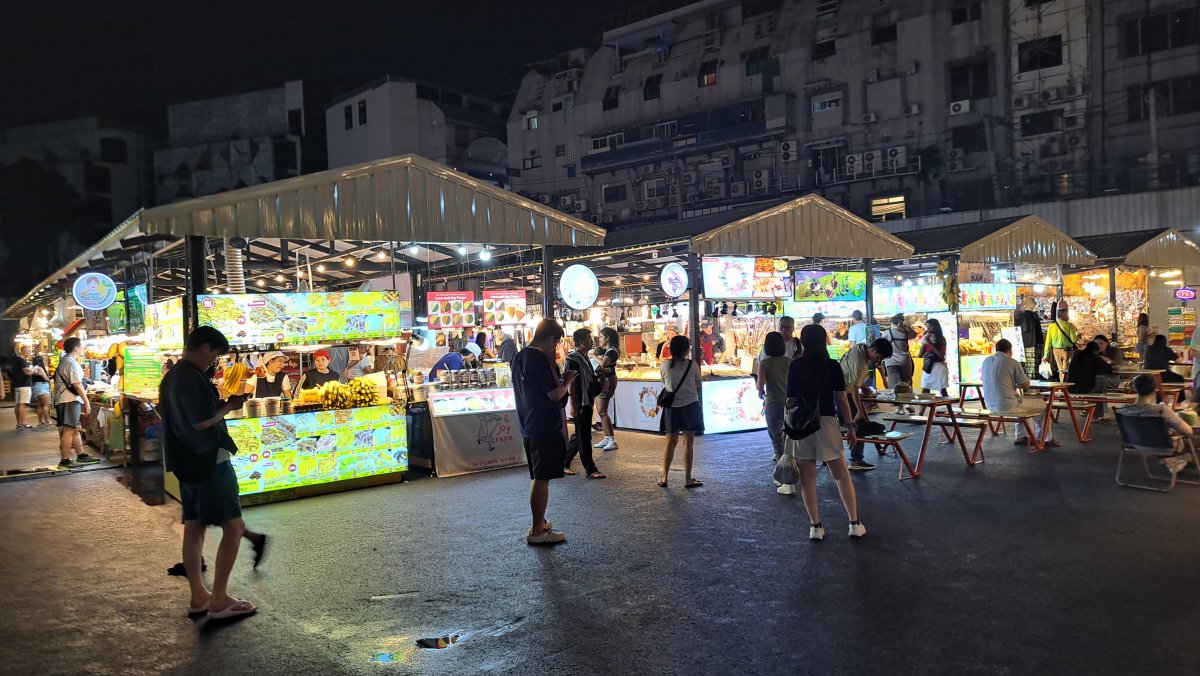 各国料理が揃うグルメ屋台