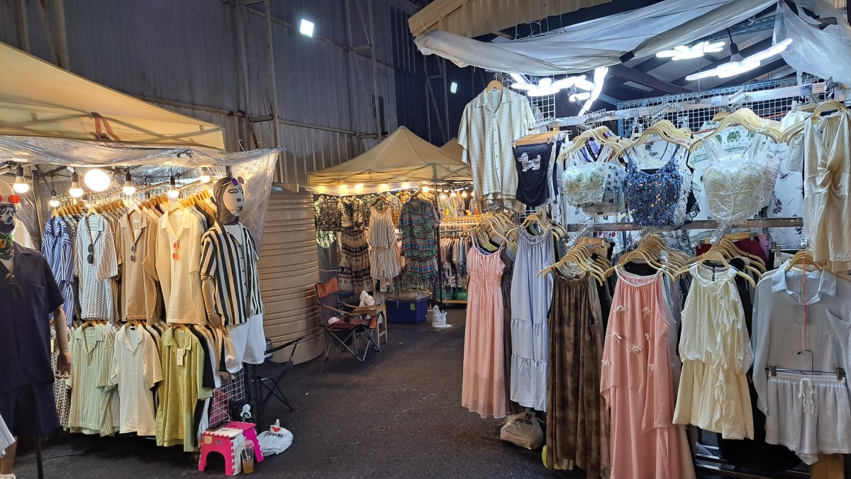 旅のプロは服は現地で調達です