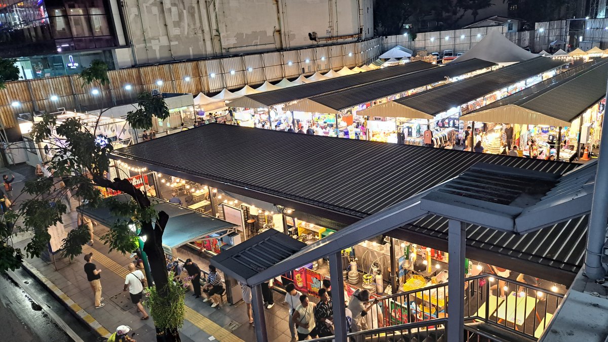 SW1 MARKERの夜の全景