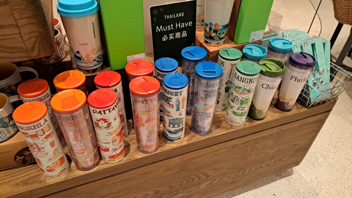 タイ限定グッズの取り扱いも豊富