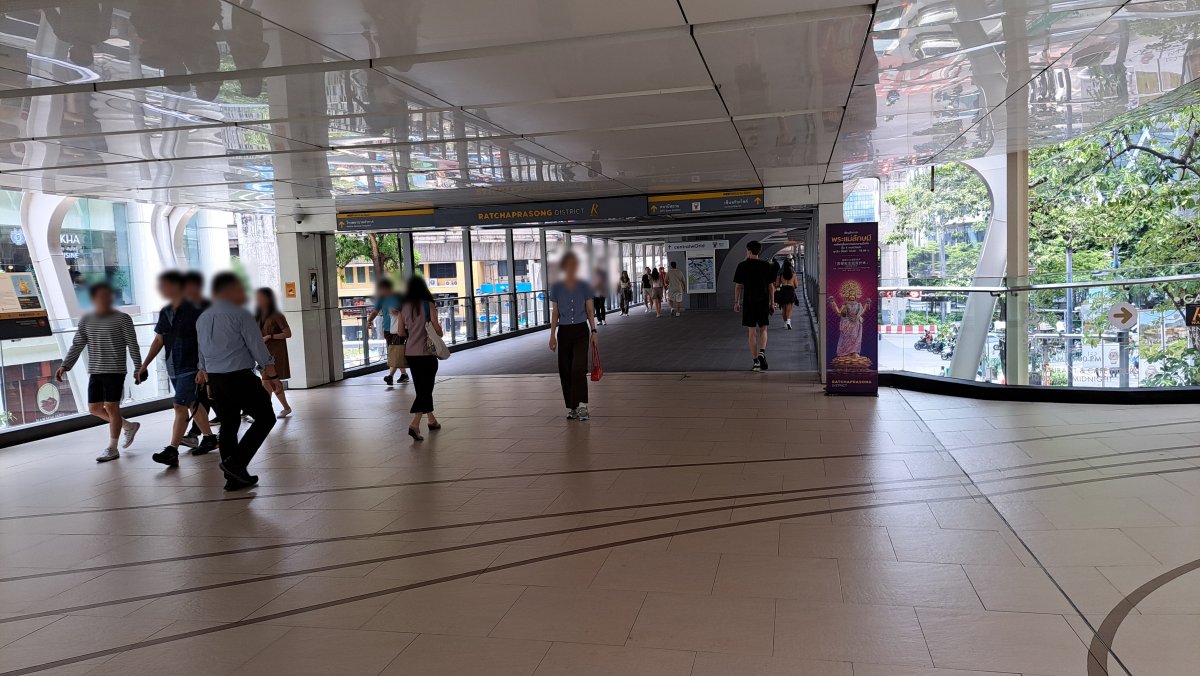 BTS チットロム（Chit Lom）駅からの高架通路