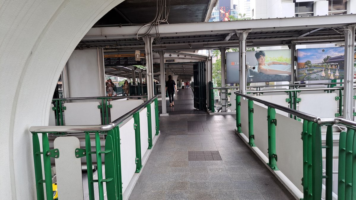 セントラルワールドに続く高架通路