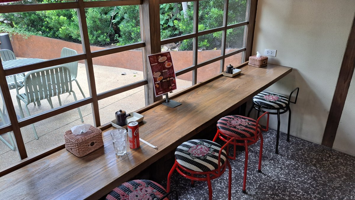 トーンカム（Thongkham）の店内
