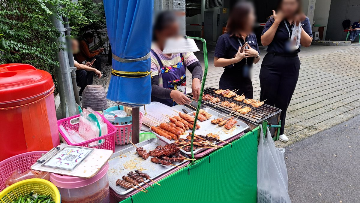 ホテル前のお昼の焼き鳥屋台