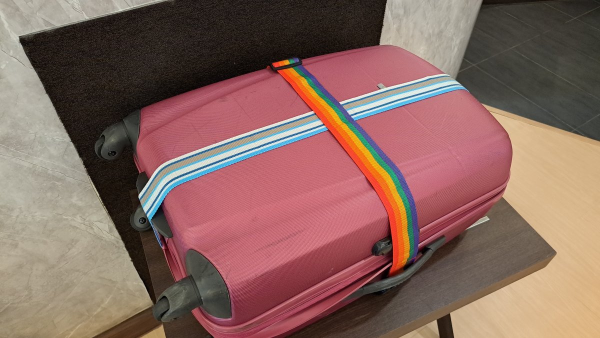ベルトで止めたスーツケース
