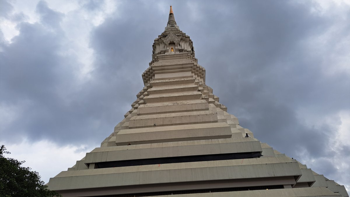 白亜の大仏塔