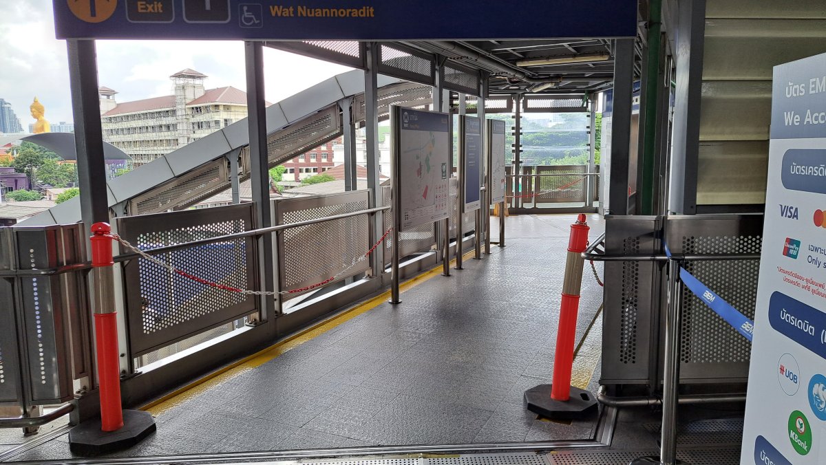 バンパイ駅からワットパクナムへ行く通路