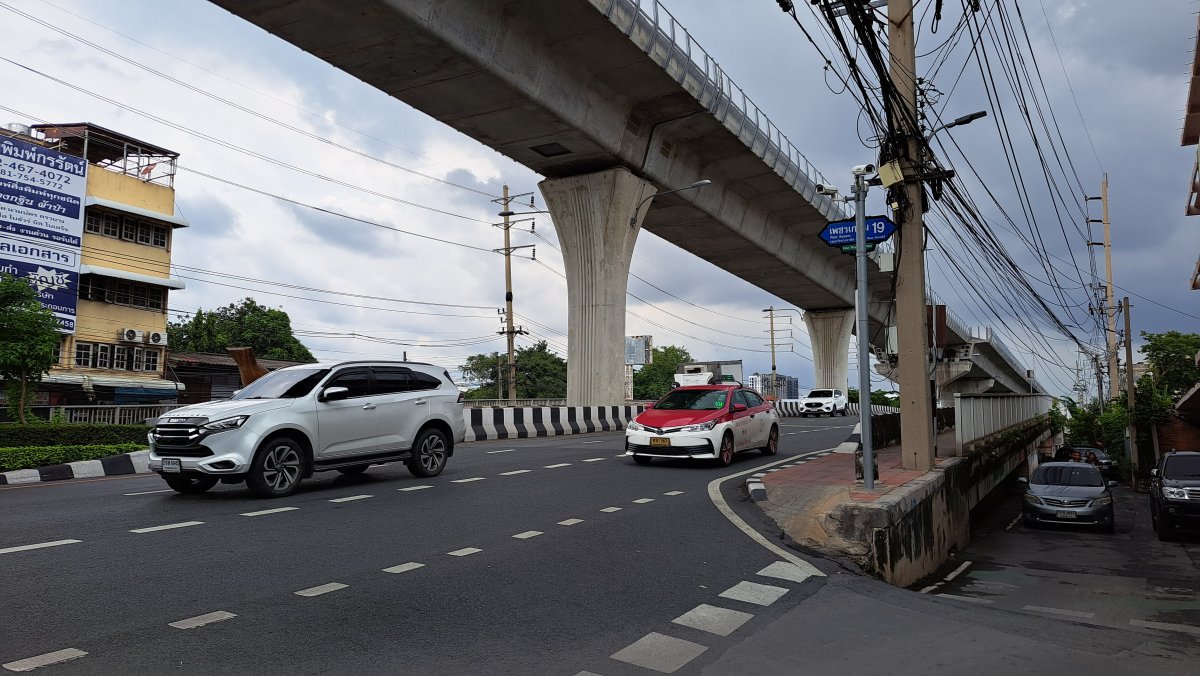 大きな道路に出ますが、直ぐに路地に進みます