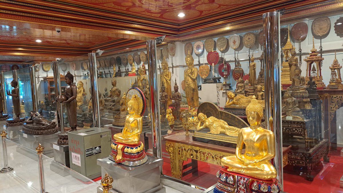 白亜の大仏塔内の展示室