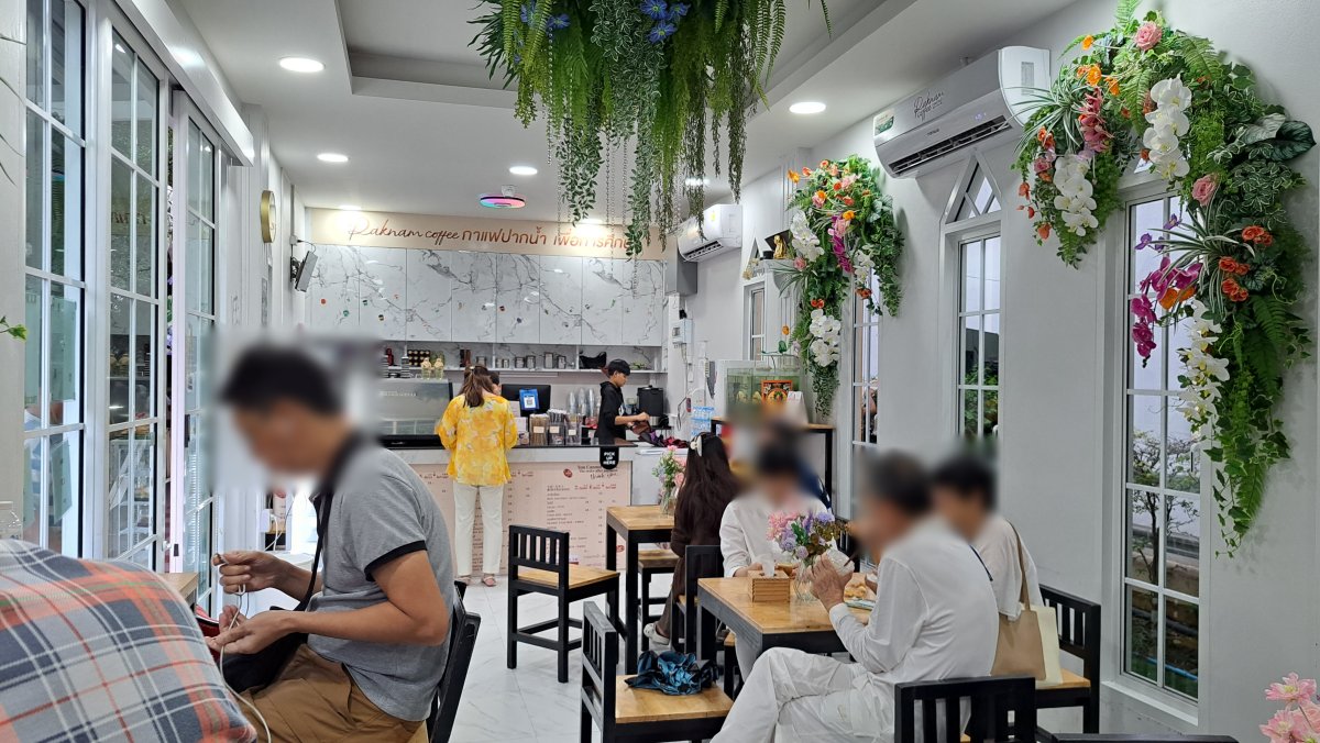 黄金の大仏前の喫茶店