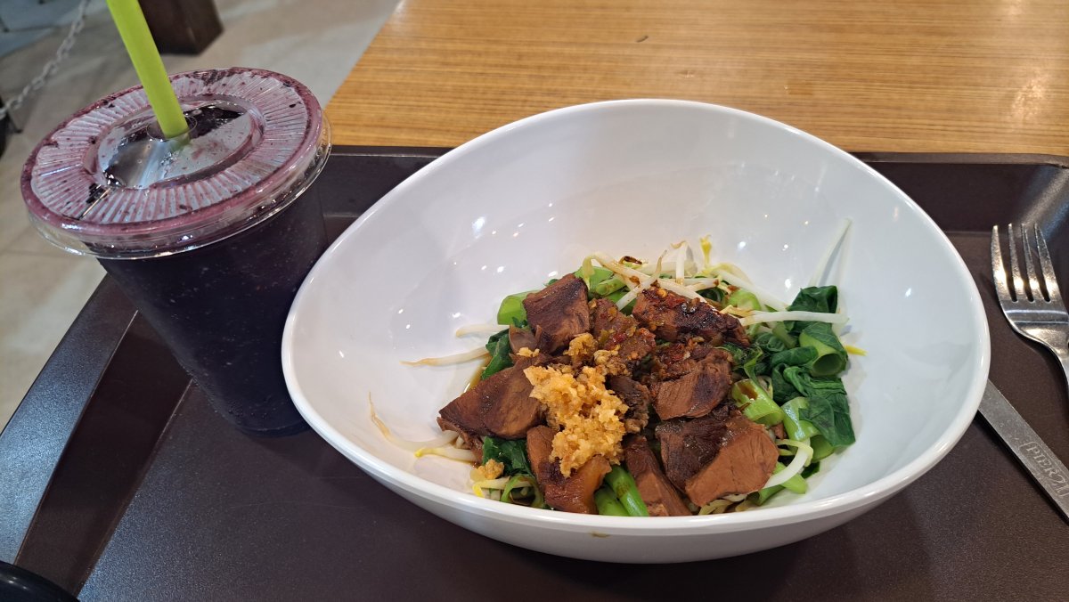Egg Noodle with Stewed Beef / Pork（ 45バーツ）