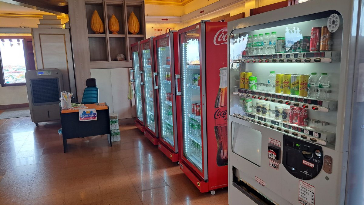 本堂の中にあるジュース売り場