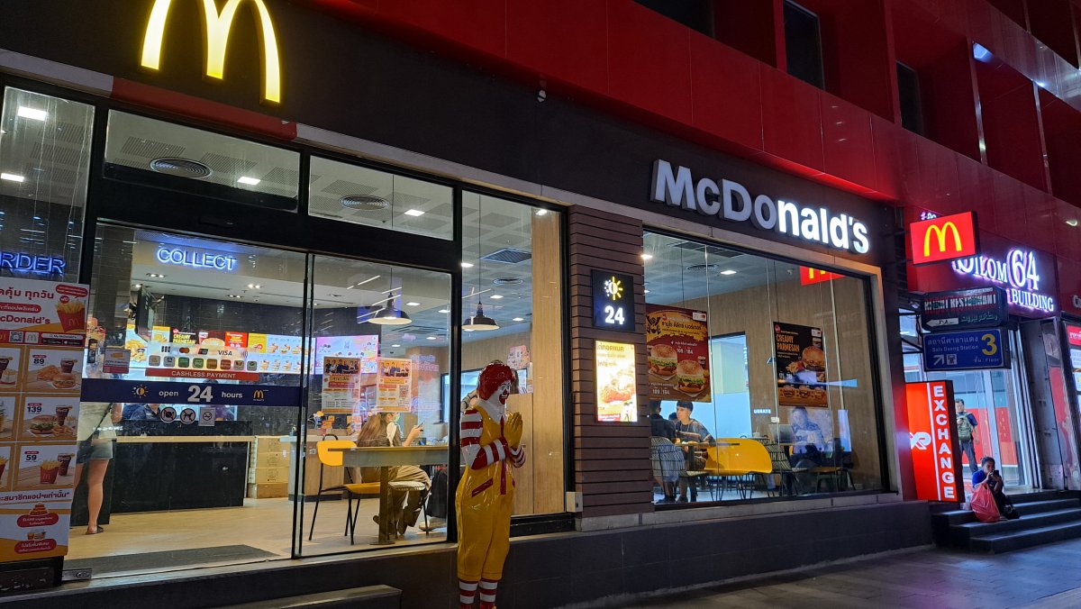 シーロム通りにあるマクドナルド