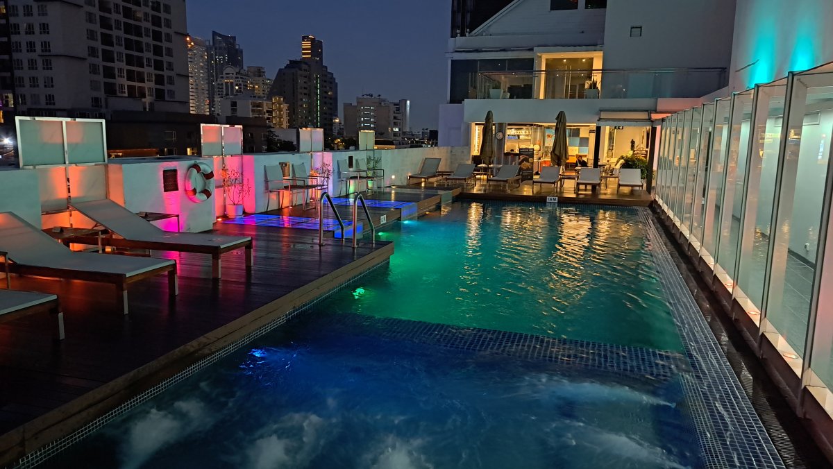 夜の気持ちを高めてくれるナイトプール