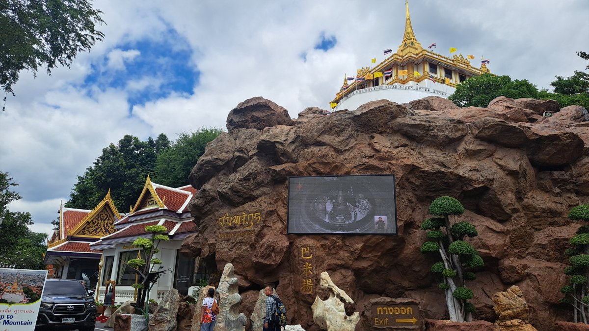 黄金の仏塔と屋上テラス
