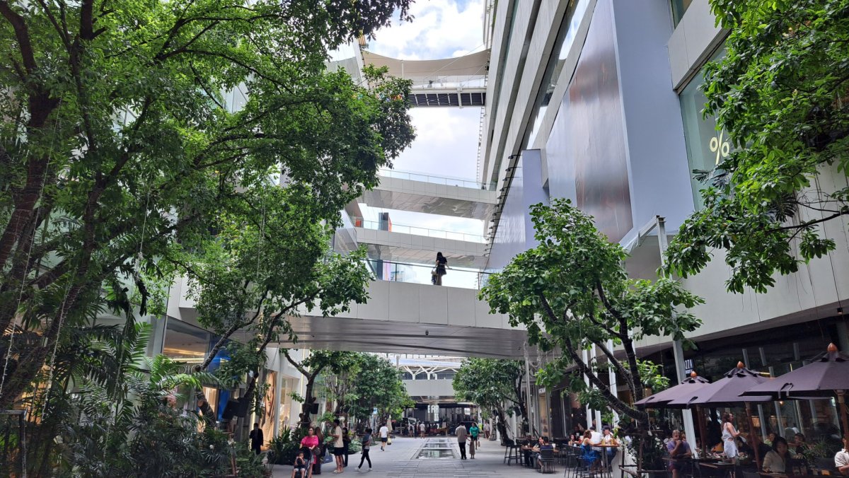 エムクオーティエ（EmQuartier） の中庭部分