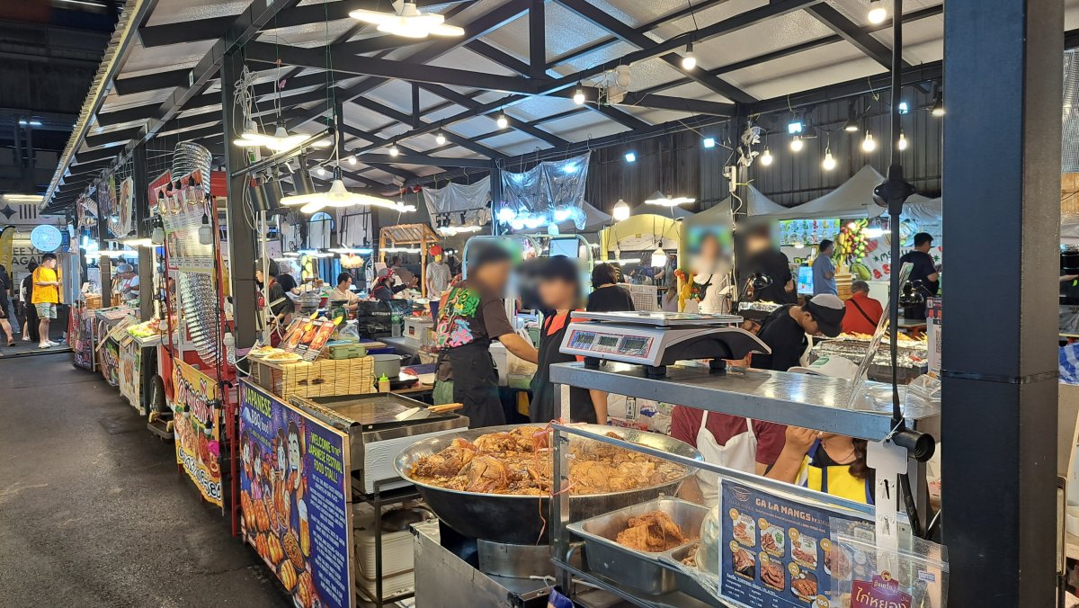 ナナとアソークの間にある「SW1 MARKET」ナイトマーケット