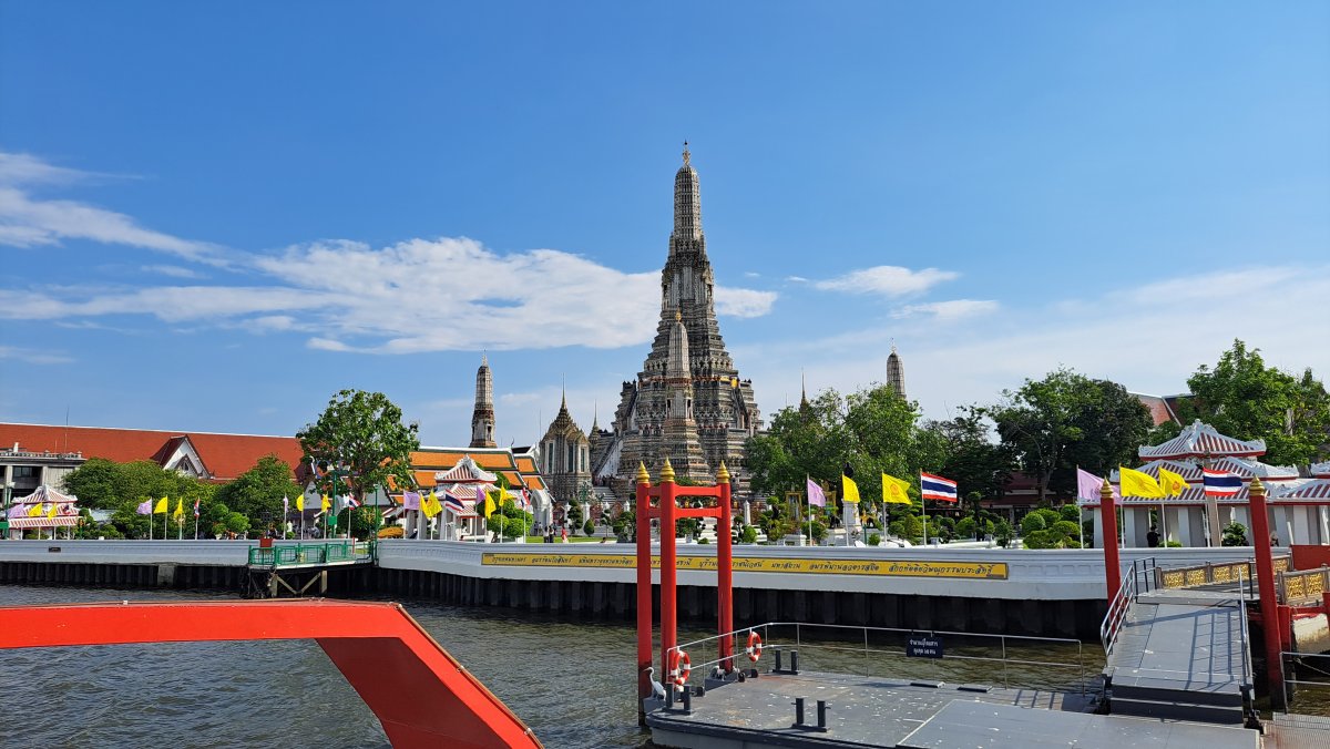 船の上から見るワットアルン