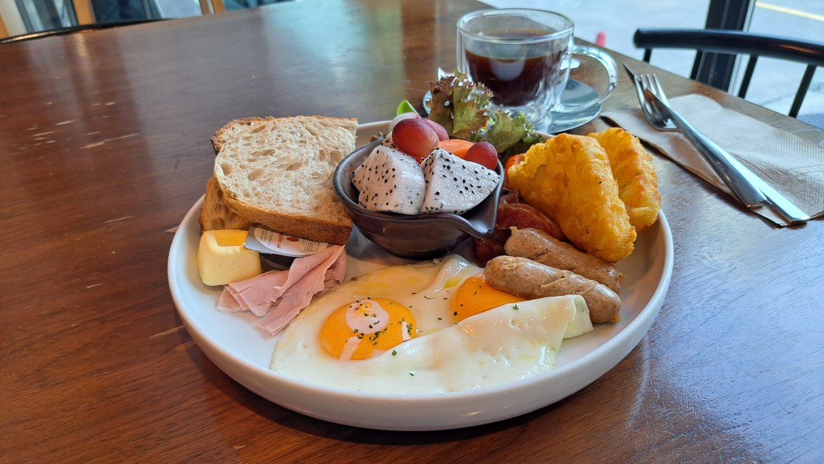 アソークのカフェの朝食