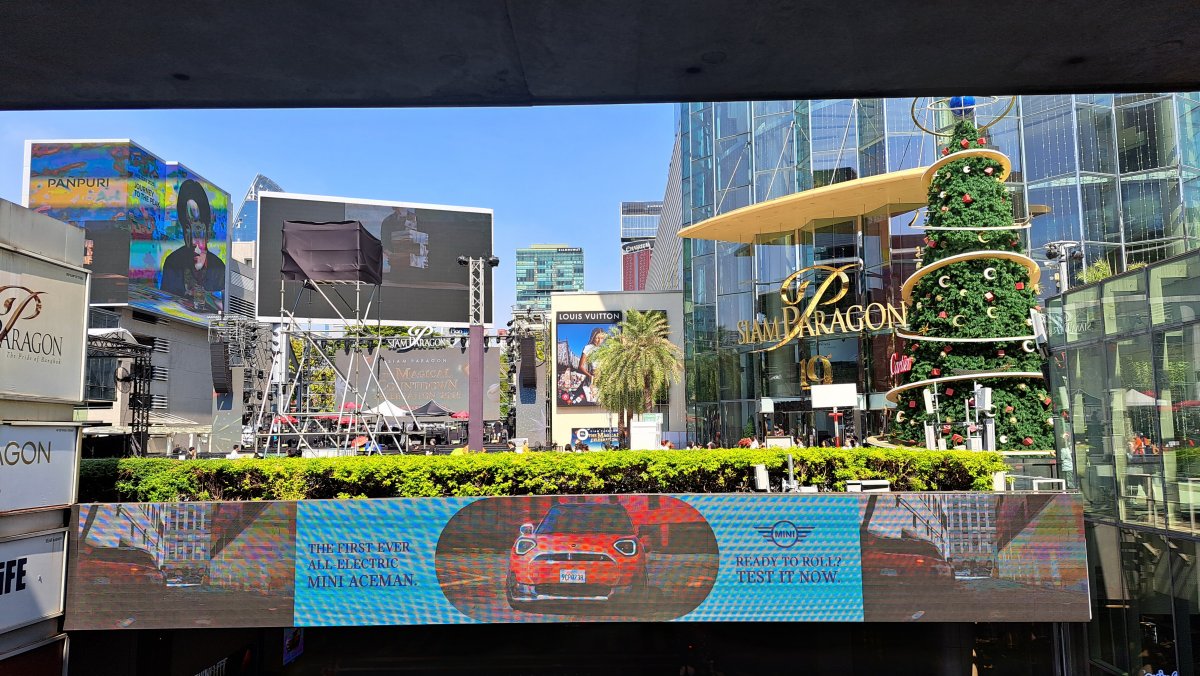 サイアムの駅前