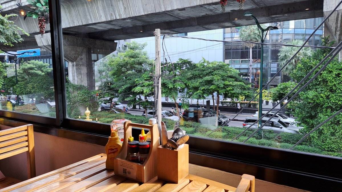 スクンビット大通りを眺めながらの明るい店内