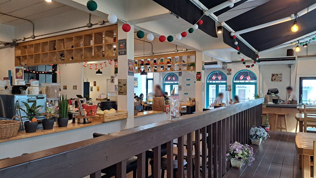 明るく爽やかな店内