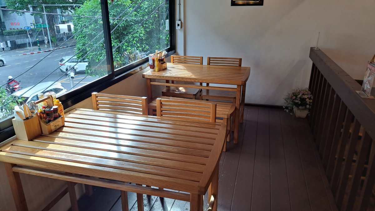  BREAKFAST STORY の奥の窓側席