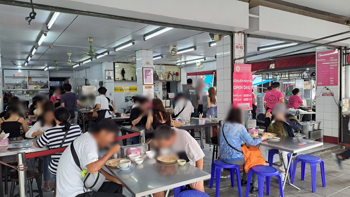 「ゴーアン カオマンガイ プラトゥーナム店」の店内