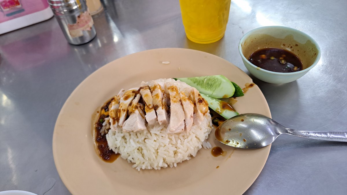 ゴーアン カオマンガイのカオマンガイ（タレを掛けたところ）