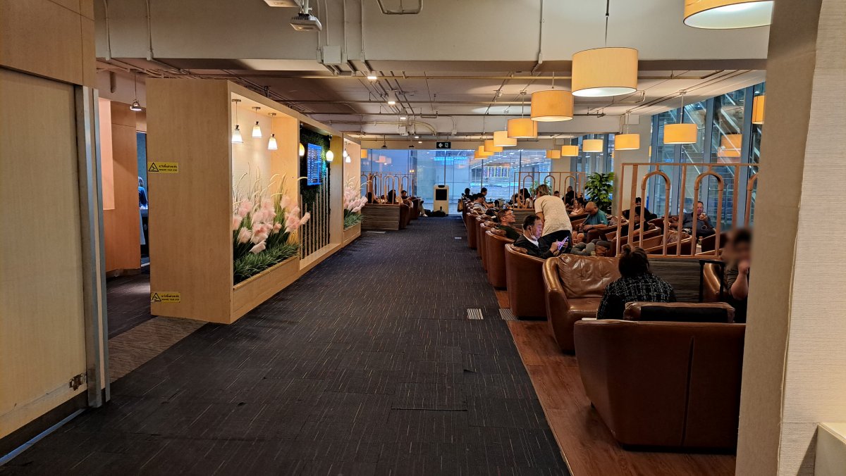 「ミラクルラウンジ」の内観