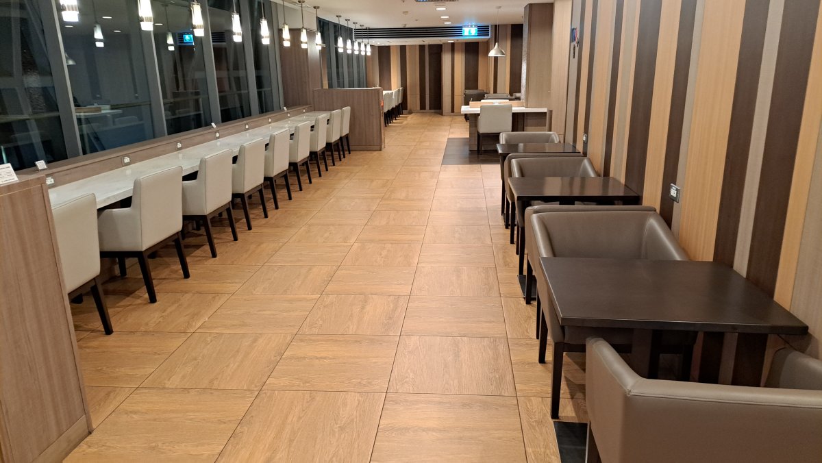 早朝のサクララウンジ