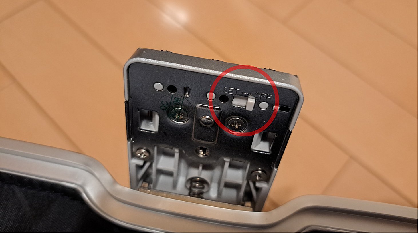 裏側にあるリセットボタン（スイッチ）