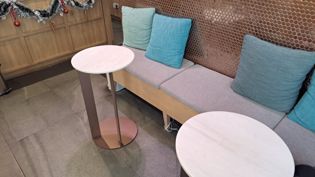 1階にあるオーダーカウンター前のソファー席