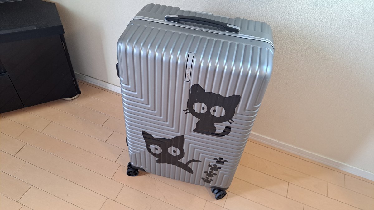 スーツケースにシールを貼ってみた