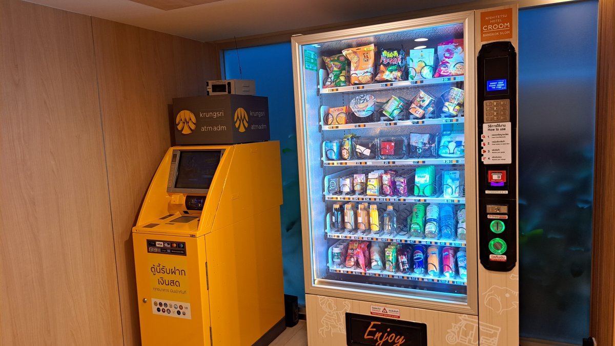 軽食自販機とATM