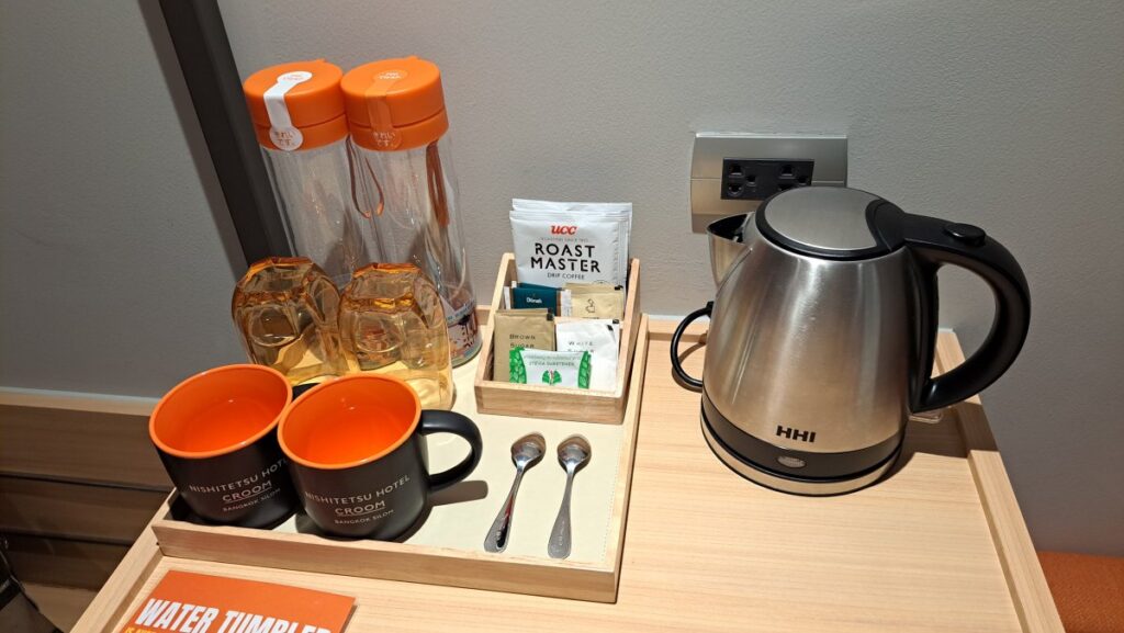 お茶などのサービスとお水用のタンブラー