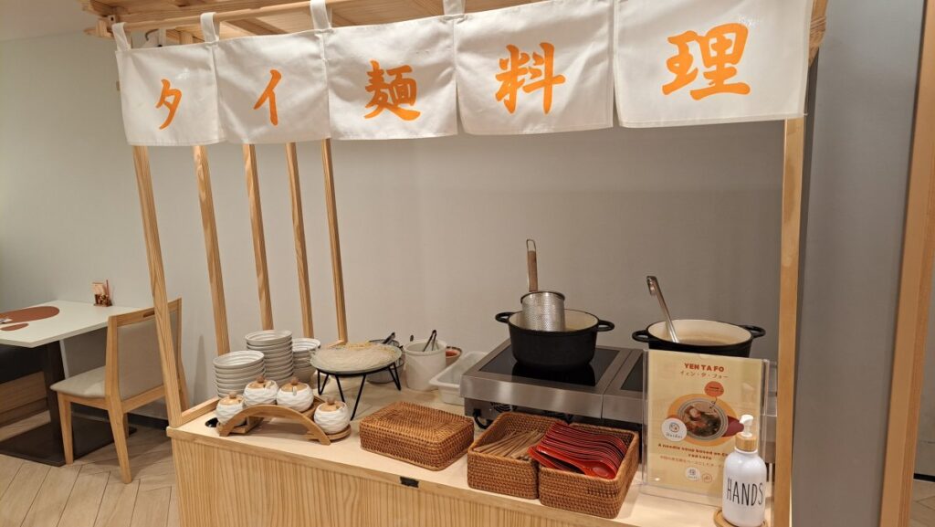 朝食会場にある対面料理サービス