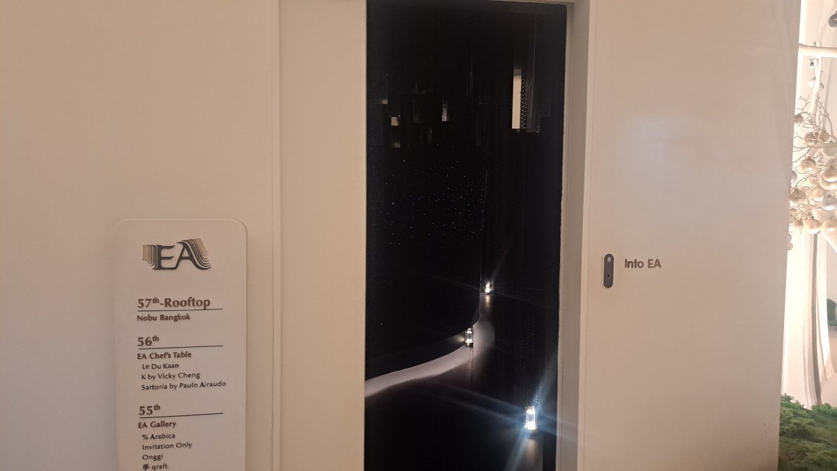 エンパイアタワーから55階に昇るエレベーターへ続く入り口