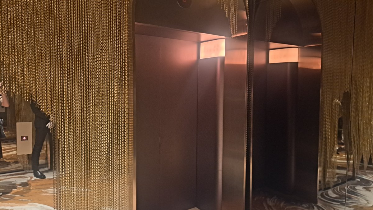 金色に輝くエレベーター