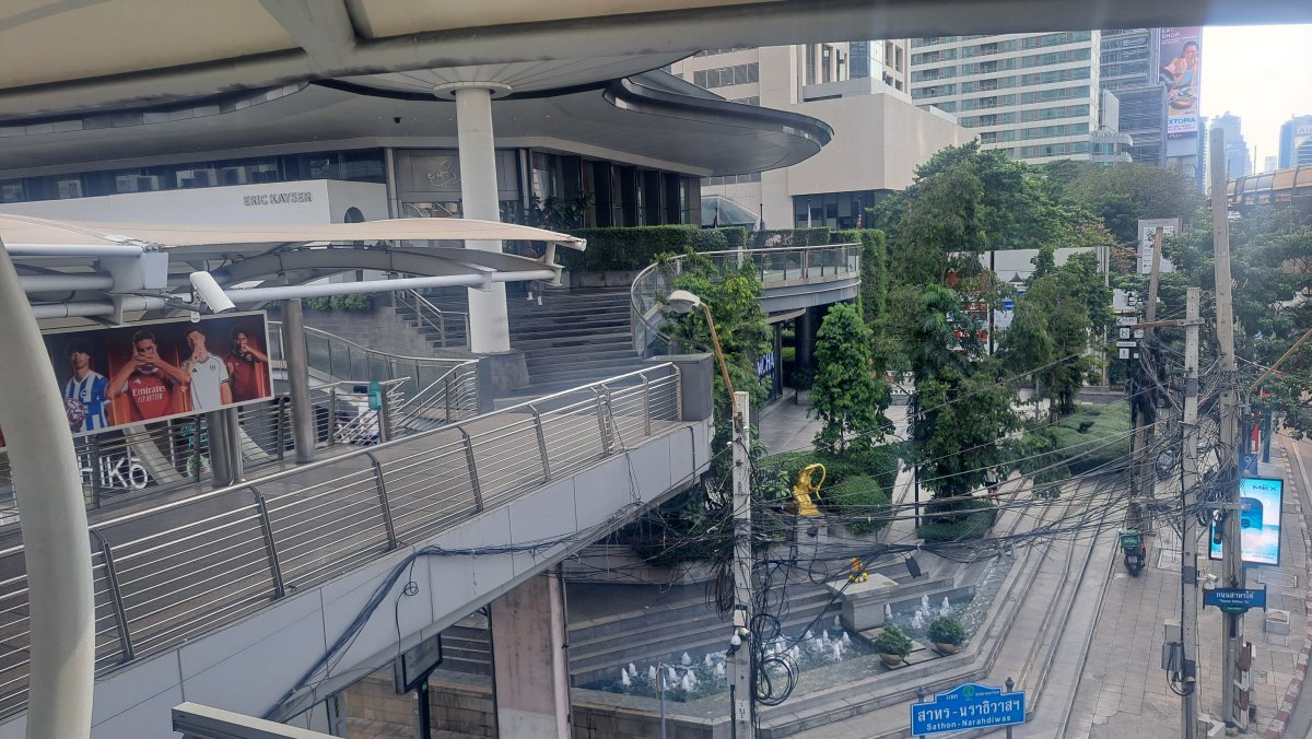 高架鉄道を降りるところ