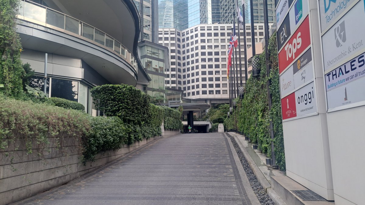 交差点を右側に進むとエンパイアタワーへ続く道があります。