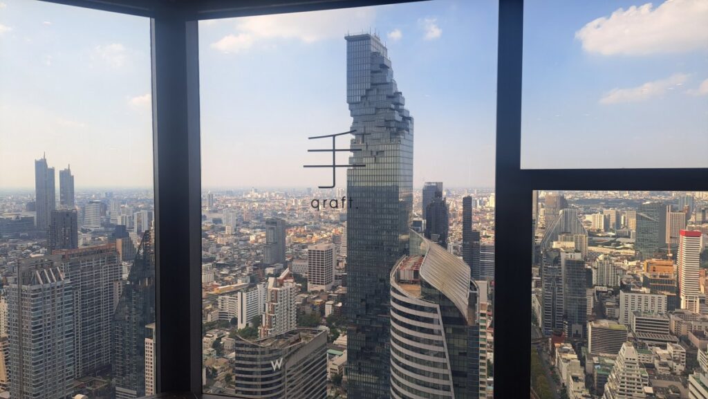 「手qraft」カフェから見るマハナコンタワー。