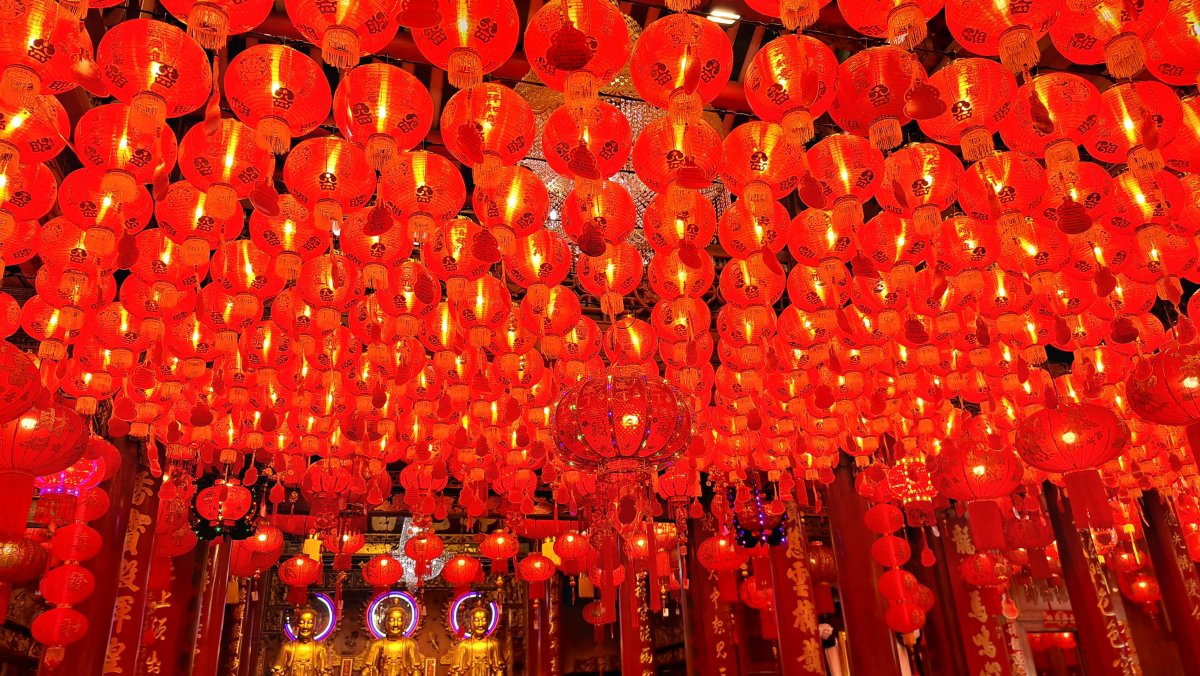 赤い提灯が連なる圧巻のフォトスポット
