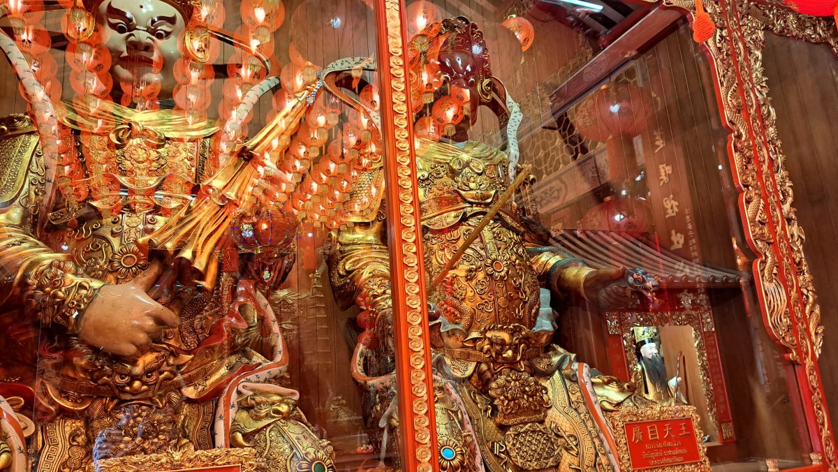 中国寺院らしい金色装飾