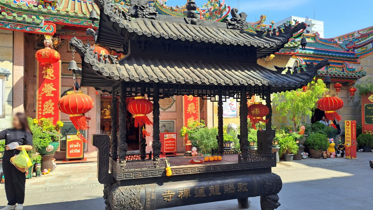 入って直ぐのお線香の祭壇