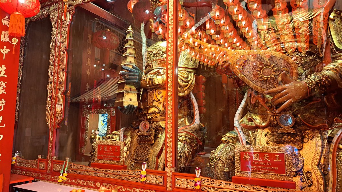 金色に彩られた大迫力の守護神像（天王像）の数々