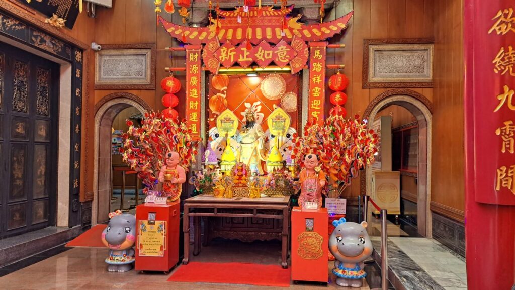 財神（ざいしん／Caishen）＝中国の「金運・商売繁盛の神様」を祀った祭壇。