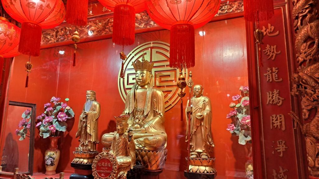 観音菩薩（かんのんぼさつ）＝観世音菩薩（Guanyin） を中心に祀った祭壇。