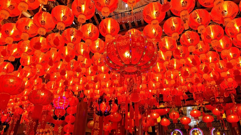 圧巻の赤い提灯の天井、中央の大きい提灯はクルクル回ります。