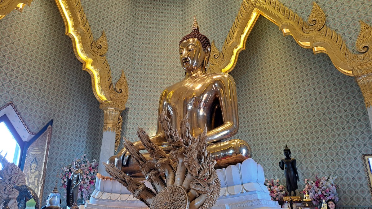 世界最大級の純金仏「黄金仏」の圧倒的存在感